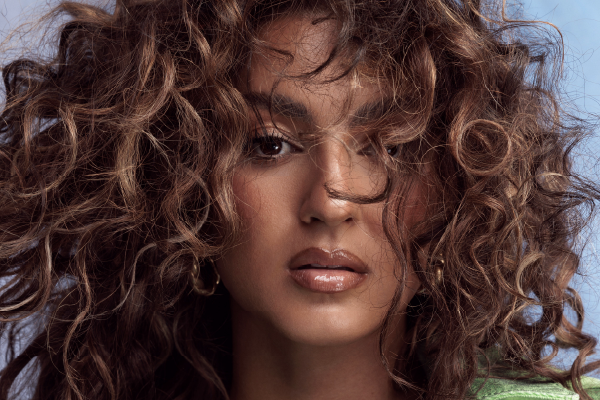 https://r2.solucionescreativas.com/Artistas/2025/Artistas/250701%20TORI%20KELLY%20%20600X400.png
